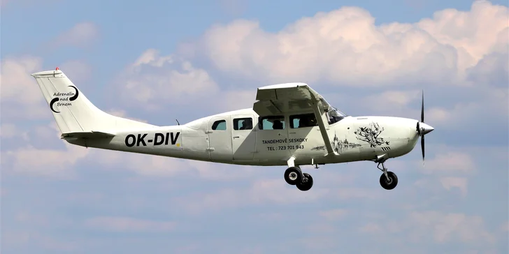 Vzneste se a kochejte se: vyhlídkový let v letadle Cessna 207 nad propastí Macocha