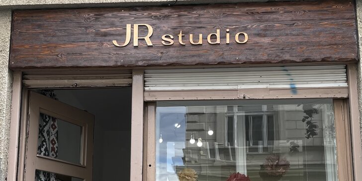 JR Studio: dámský střih, barva či přeliv i melír s výživnou maskou