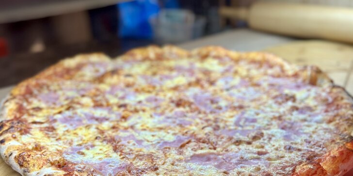 Výtečná pizza dle výběru v Letňanech: dílek i kolo o průměru 32 či 45 cm s nápojem