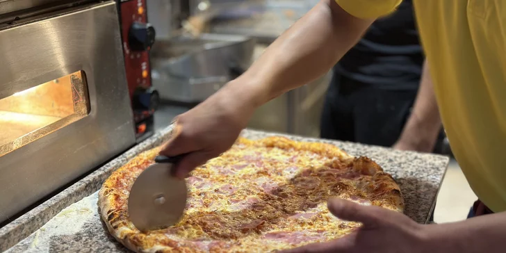 Výtečná pizza dle výběru v Letňanech: dílek i kolo o průměru 32 či 45 cm s nápojem