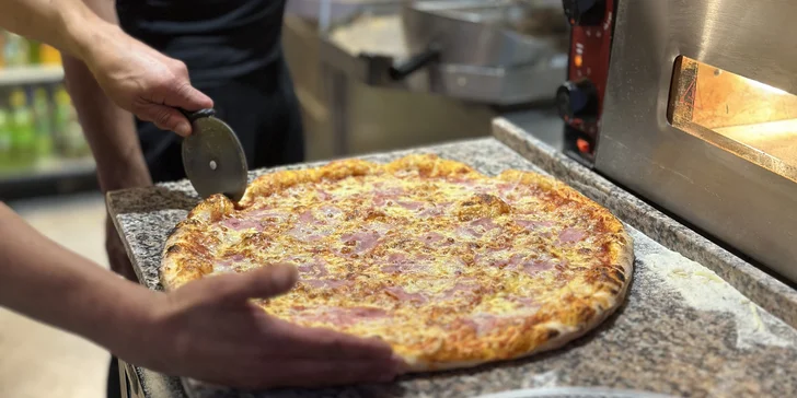 Výtečná pizza dle výběru v Letňanech: dílek i kolo o průměru 32 či 45 cm s nápojem