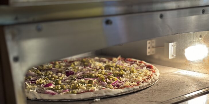 Výtečná pizza dle výběru v Letňanech: dílek i kolo o průměru 32 či 45 cm s nápojem