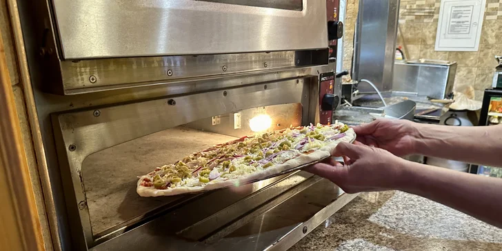Výtečná pizza dle výběru v Letňanech: dílek i kolo o průměru 32 či 45 cm s nápojem