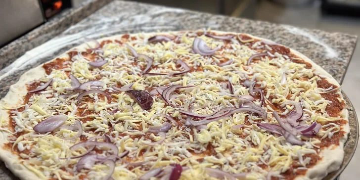 Výtečná pizza dle výběru v Letňanech: dílek i kolo o průměru 32 či 45 cm s nápojem
