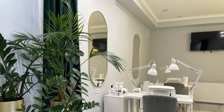 Přirozeně vypadající permanentní make-up: akvarelové rty, pudrové obočí nebo oční linky