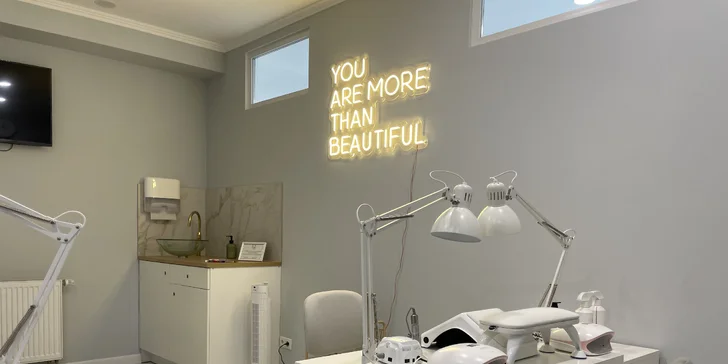 Přirozeně vypadající permanentní make-up: akvarelové rty, pudrové obočí nebo oční linky