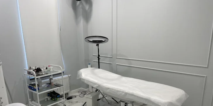 Přirozeně vypadající permanentní make-up: akvarelové rty, pudrové obočí nebo oční linky