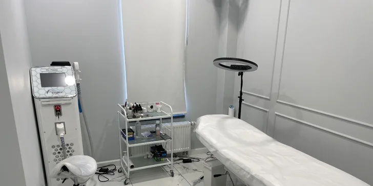 Přirozeně vypadající permanentní make-up: akvarelové rty, pudrové obočí nebo oční linky