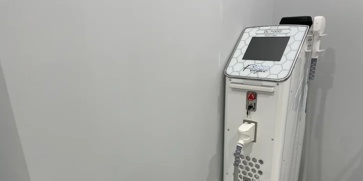 Přirozeně vypadající permanentní make-up: akvarelové rty, pudrové obočí nebo oční linky