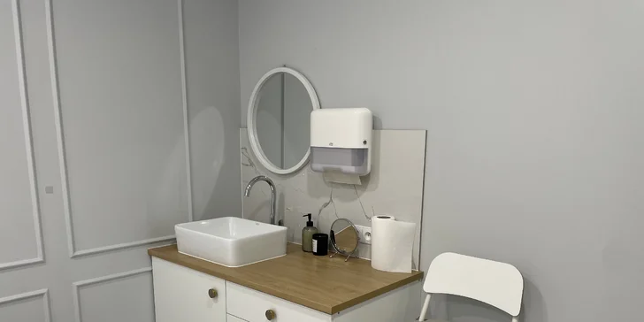 Přirozeně vypadající permanentní make-up: akvarelové rty, pudrové obočí nebo oční linky