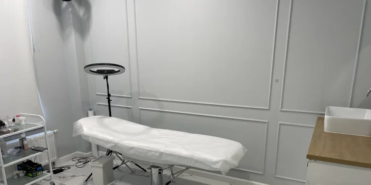 Přirozeně vypadající permanentní make-up: akvarelové rty, pudrové obočí nebo oční linky