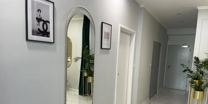 Přirozeně vypadající permanentní make-up: akvarelové rty, pudrové obočí nebo oční linky