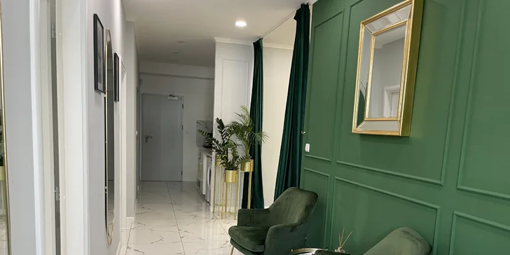 Přirozeně vypadající permanentní make-up: akvarelové rty, pudrové obočí nebo oční linky