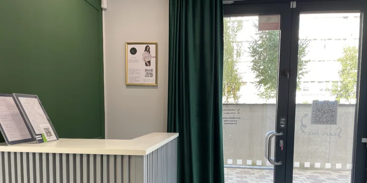 Přirozeně vypadající permanentní make-up: akvarelové rty, pudrové obočí nebo oční linky