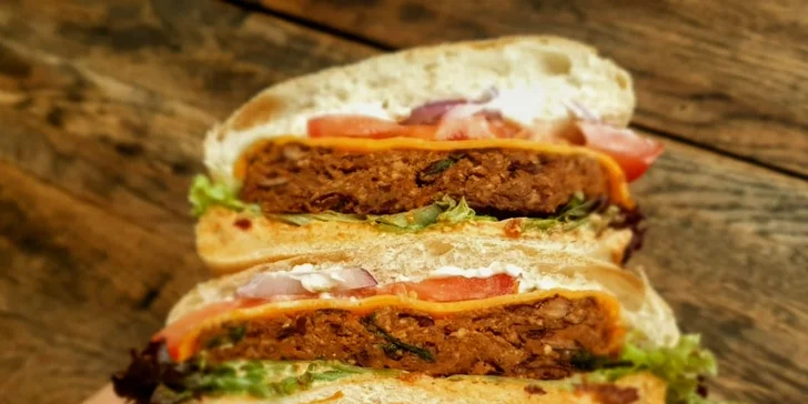Otevřený voucher do veganského bistra na Floře: burger s tofu, bowl s tempehem, domácí limonády i čaje