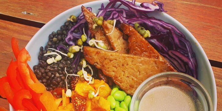 Otevřený voucher do veganského bistra na Floře: burger s tofu, bowl s tempehem, domácí limonády i čaje
