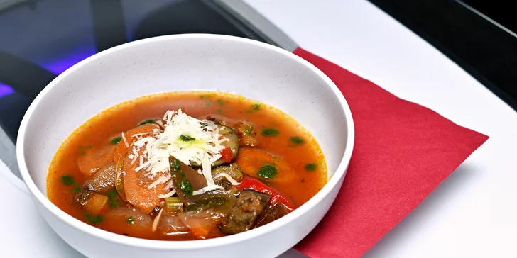Degustační Cesta kolem světa v restauraci Letadlo: asijský a italský předkrm, burger i klokan, sušenky