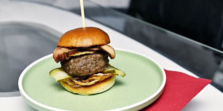 Degustační Cesta kolem světa v restauraci Letadlo: asijský a italský předkrm, burger i klokan, sušenky