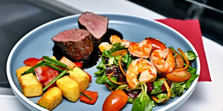 Degustační Cesta kolem světa v restauraci Letadlo: asijský a italský předkrm, burger i klokan, sušenky