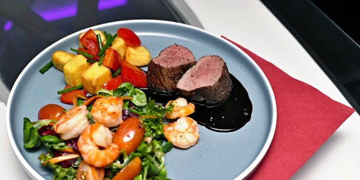 Degustační Cesta kolem světa v restauraci Letadlo: asijský a italský předkrm, burger i klokan, sušenky