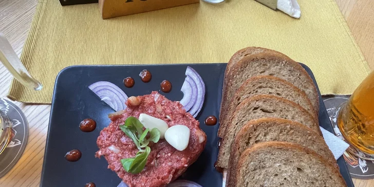 150 až 450 g hovězího tataráku s topinkami a 2-6 piv k tomu