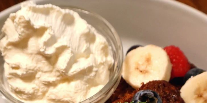 Otevřený voucher do veganského bistra na Floře: burger s tofu, bowl s tempehem, domácí limonády i čaje