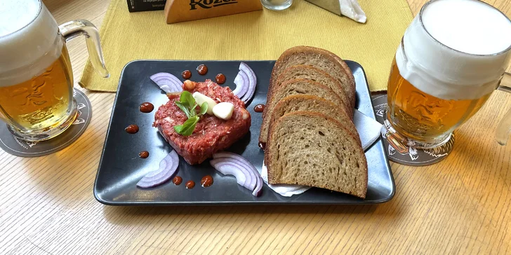 150 až 450 g hovězího tataráku s topinkami a 2-6 piv k tomu