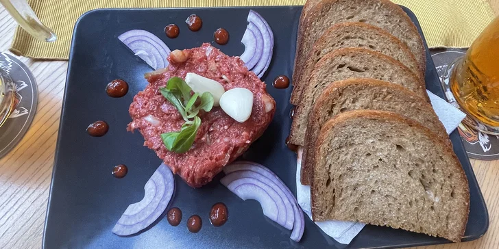 150 až 450 g hovězího tataráku s topinkami a 2-6 piv k tomu