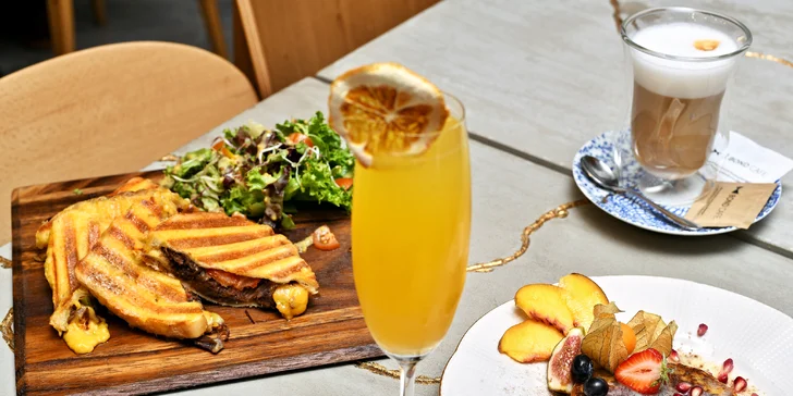 Sladký či slaný brunch a káva v kavárně Bond Cafe v centru Prahy: 1–2 osoby