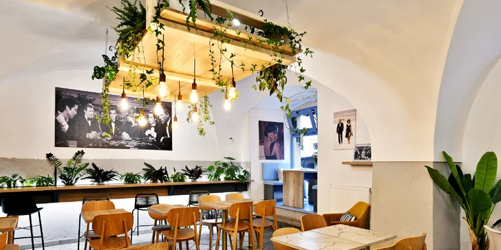 Sladký či slaný brunch a káva v kavárně Bond Cafe v centru Prahy: 1–2 osoby