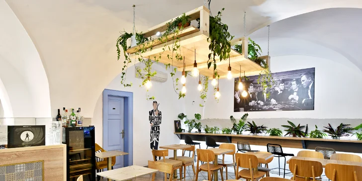 Sladký či slaný brunch a káva v kavárně Bond Cafe v centru Prahy: 1–2 osoby
