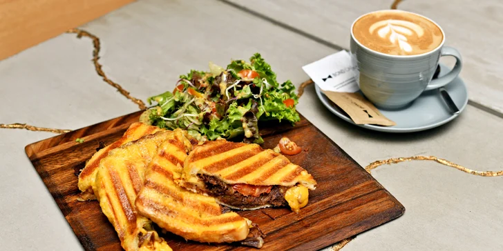 Sladký či slaný brunch a káva v kavárně Bond Cafe v centru Prahy: 1–2 osoby