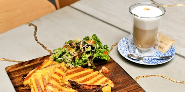 Sladký či slaný brunch a káva v kavárně Bond Cafe v centru Prahy: 1–2 osoby