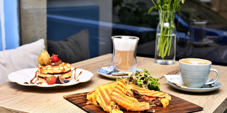 Sladký či slaný brunch a káva v kavárně Bond Cafe v centru Prahy: 1–2 osoby