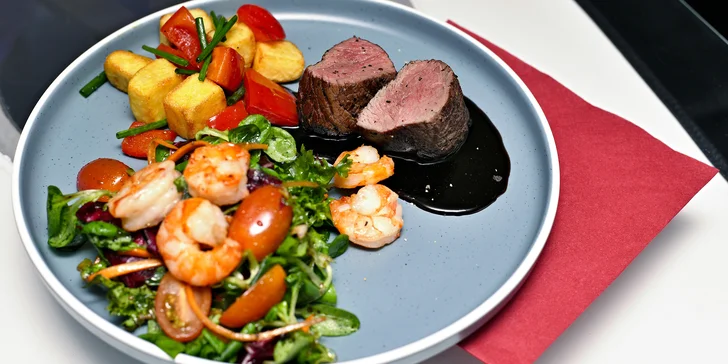 Degustační Cesta kolem světa v restauraci Letadlo: asijský a italský předkrm, burger i klokan, sušenky