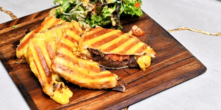 Sladký či slaný brunch a káva v kavárně Bond Cafe v centru Prahy: 1–2 osoby