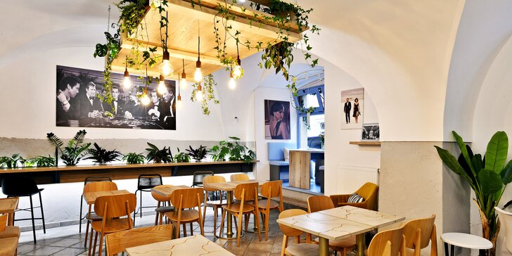 Sladký či slaný brunch a káva v kavárně Bond Cafe v centru Prahy: 1–2 osoby