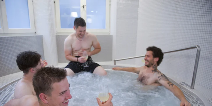 110 minut privátního wellness pro 2 osoby s vínem nebo mísou občerstvení