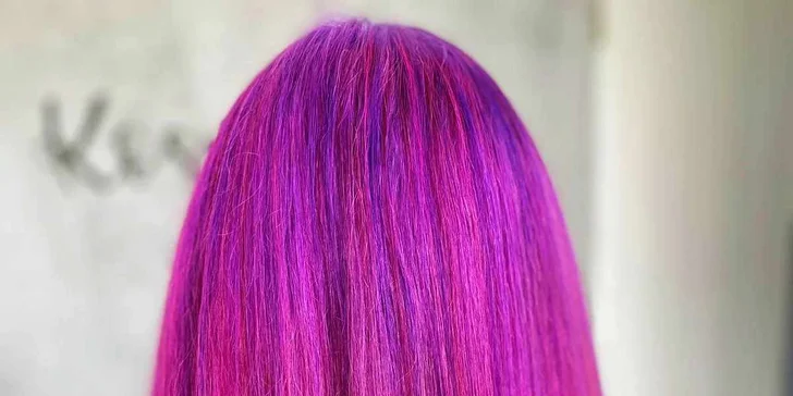 Barvení vlasů nebo melír s přelivem i zastřižené konečky, foukaná a styling