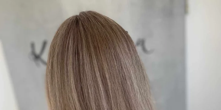 Barvení vlasů nebo melír s přelivem i zastřižené konečky, foukaná a styling
