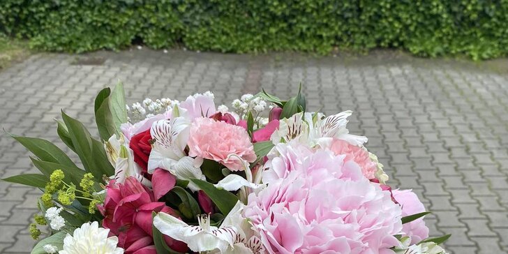 Floristické kurzy: Úvod do floristiky, aranžování květin či tvorba čelenky a náramku