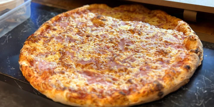 Výtečná pizza dle výběru v Letňanech: dílek i kolo o průměru 32 či 45 cm s nápojem