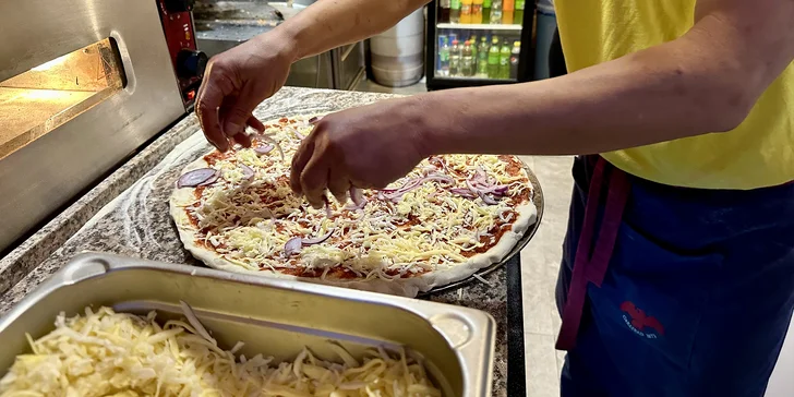 Výtečná pizza dle výběru v Letňanech: dílek i kolo o průměru 32 či 45 cm s nápojem