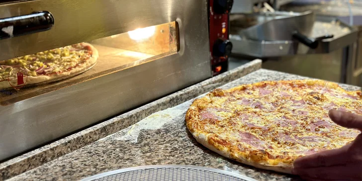 Výtečná pizza dle výběru v Letňanech: dílek i kolo o průměru 32 či 45 cm s nápojem