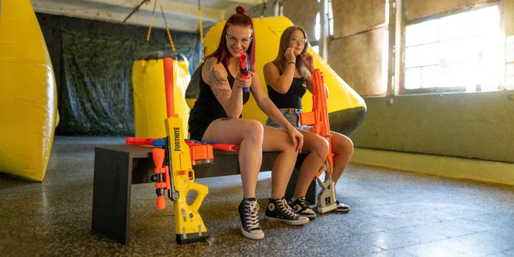 Nerf aréna v Děčíně: hodinová přestřelka až pro 8 hráčů, kompletní výbava i zázemí s Xboxem