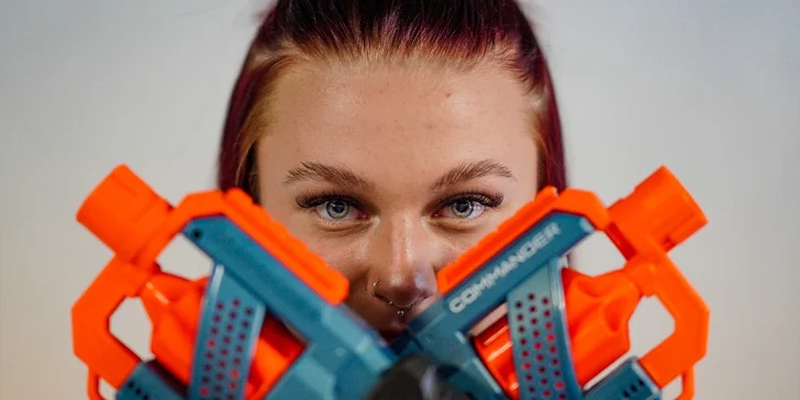 Nerf aréna v Děčíně: hodinová přestřelka až pro 8 hráčů, kompletní výbava i zázemí s Xboxem