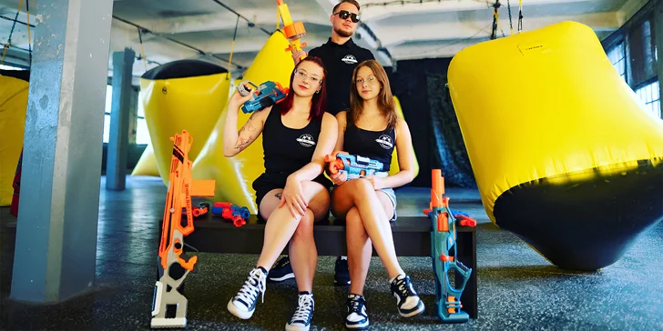 Nerf aréna v Děčíně: hodinová přestřelka až pro 8 hráčů, kompletní výbava i zázemí s Xboxem
