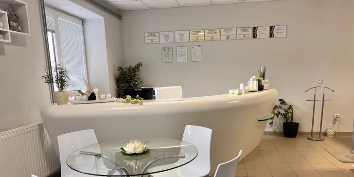 Kosmetické ošetření: ultrazvukové čištění s maskou a sérem i lifting s 24kt zlatem a LED maskou