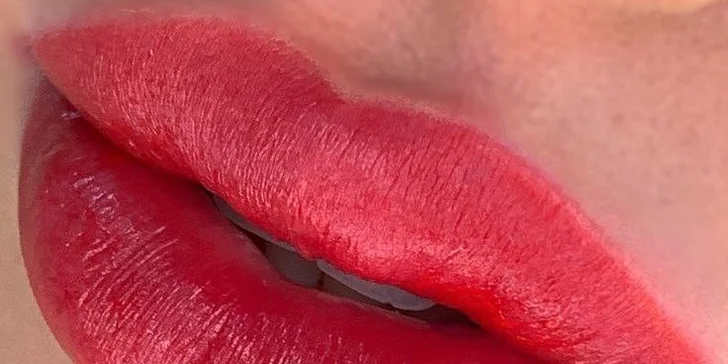 Obočí bez starostí: Permanentní make-up rtů či obočí pudrovou metodou