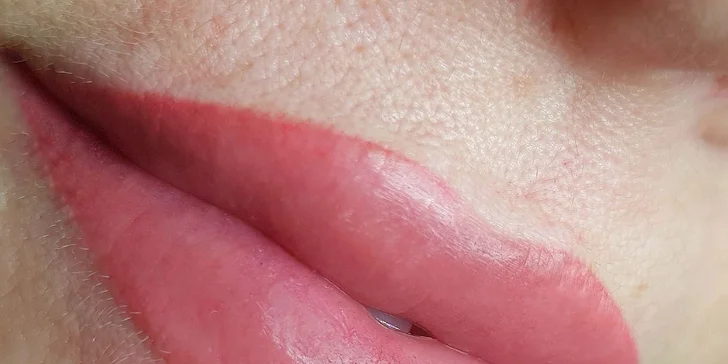 Obočí bez starostí: Permanentní make-up rtů či obočí pudrovou metodou